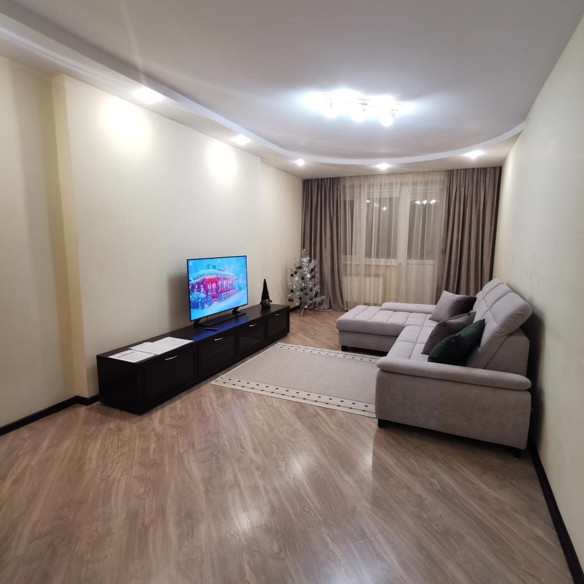 Big Apartment in Rivne center Buitenkant foto